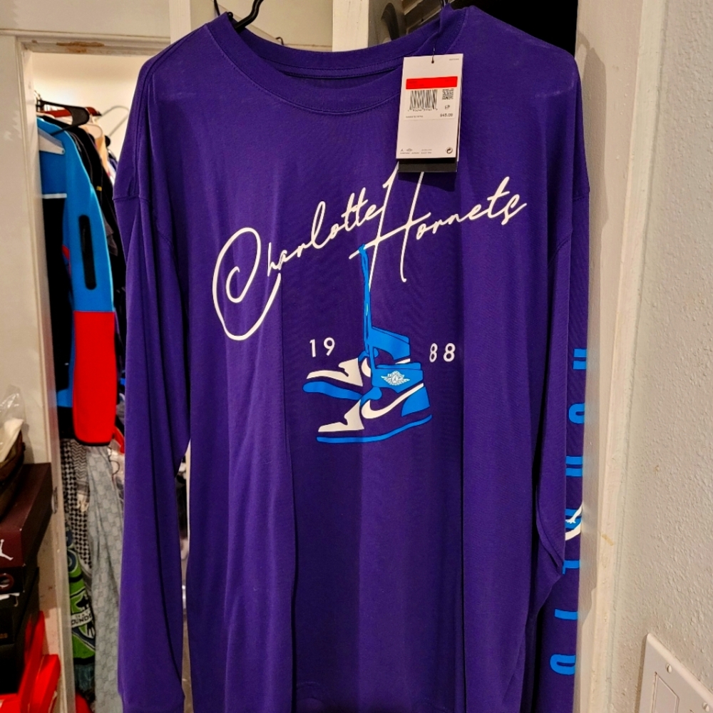 Charlotte Hornets 1988 Graphic Tee in Blue and Purple
